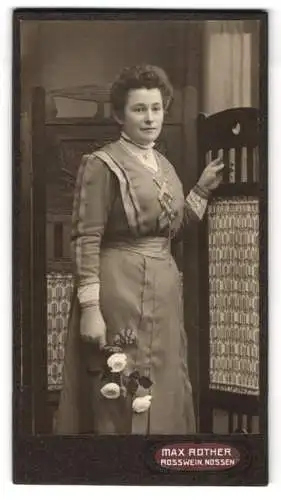 Fotografie Max Rother, Rosswein, Mittelstr. 17, Frau mit Blumen