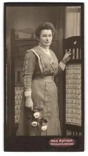 Fotografie Max Rother, Rosswein, Mittelstrasse 17, Elegante Dame mit Blumenstrauss