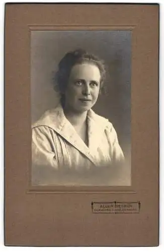 Fotografie Alwin Dietrich, Glauchau, Portrait einer Frau mit lockigem Haar und heller Bluse