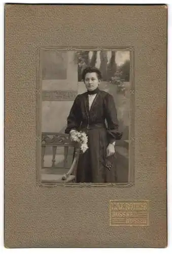 Fotografie Max Rother, Rosswein, Frau mit Blumenstrauss