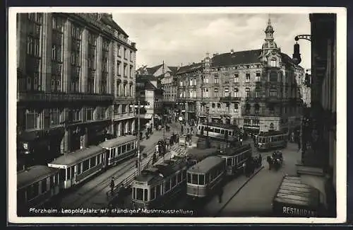 AK Pforzheim, Leopoldplatz mit ständiger Musterausstellung, Strassenbahnen