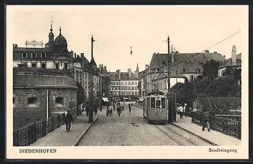 AK Diedenhofen, Stadteingang mit Strassenbahn