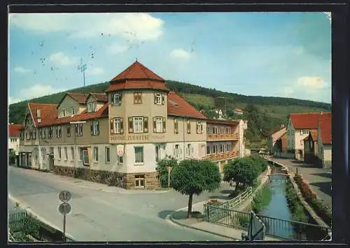 AK Zell /Odw., Gasthaus-Pension zur Krone G. Klein u. Sohn mit Strasse und Brücken aus der Vogelschau