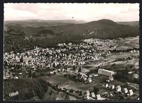 AK Dahn /Pfalz, Ortsansicht mit Bergblick, Fliegeraufnahme