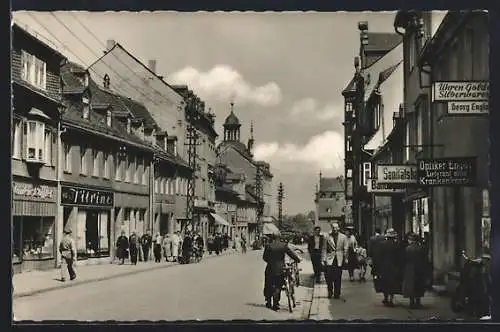 AK Glauchau /Sa., Dr.-Friedrich-Strasse mit Optiker Engler und Geschäft HO-Vitrine