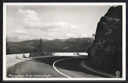 AK Riesengebirge, Partie an der Sudentenstrasse mit der Schneekoppe