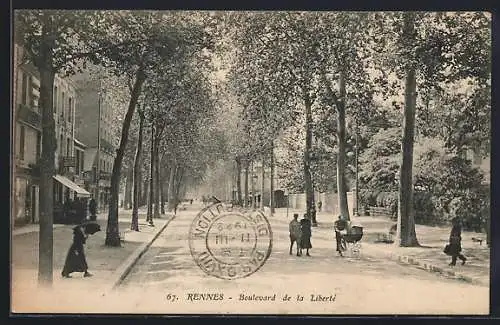 AK Rennes, Boulevard de la Liberté avec passants et arbres