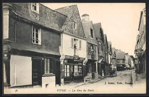 AK Vitré, la Rue de Paris avec maisons traditionnelles et boutiques