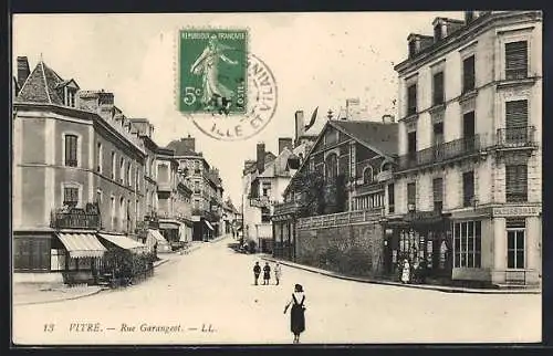 AK Vitré, Rue Garangeot avec des piétons et des bâtiments historiques