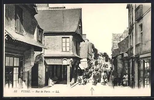 AK Vitré, Rue de Paris avec passants et boutiques