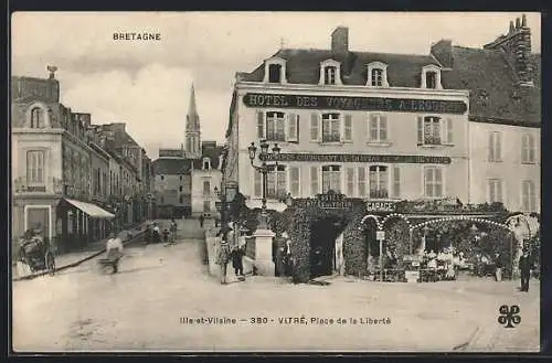 AK Vitré, Place de la Liberté avec Hôtel des Voyageurs et église en arrière-plan