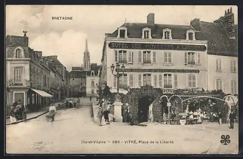 AK Vitré, Place de la Liberté avec Hôtel des Voyageurs