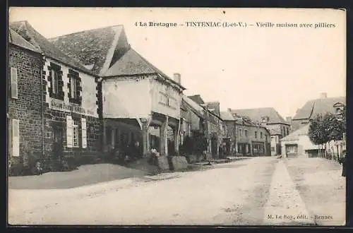 AK Tinteniac, vieille maison avec pilliers