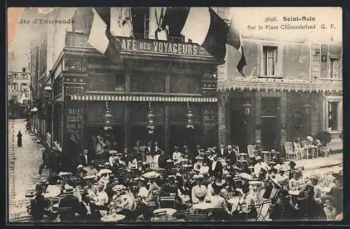 AK Saint-Malo, Café des Voyageurs sur la Place Chateaubriand avec des gens assis à des tables