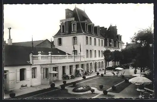 AK Saint-Malo-Paramé, Le Grand Hôtel Courtoisville et le jardin devant