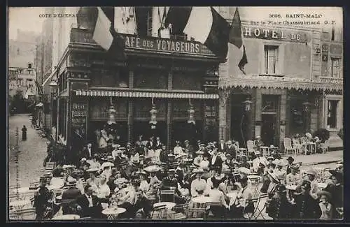 AK Saint-Malo, Café des Voyageurs sur la Place Chateaubriand avec des gens assis