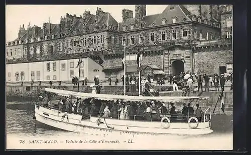 AK Saint-Malo, vedette de la Côte d`Émeraude devant les remparts et la foule