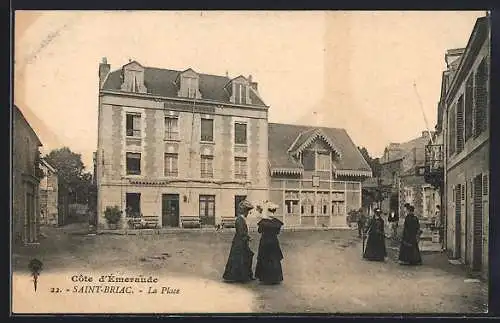 AK Saint-Briac, La Place avec habitants en vêtements traditionnels