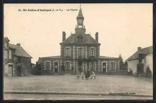 AK St-Aubin-d`Aubigné, La Mairie avec enfants sur la place