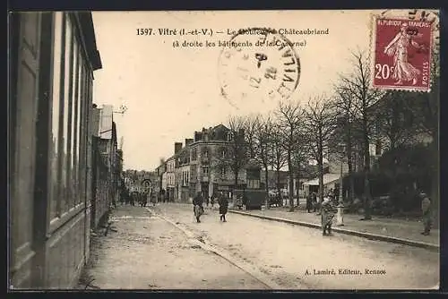 AK Vitré, Le Boulevard Chateaubriand avec bâtiments de la Caserne à droite