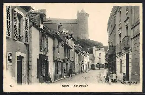 AK Vitré, rue Pasteur avec vue sur le château en arrière-plan