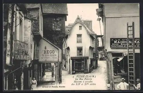 AK Vitré, La Rue Poterie, maisons à arcades des XIVe et XVe siècles