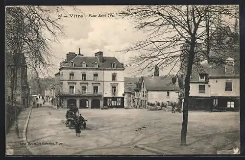 AK Vitré, Place Saint-Yves avec calèche et bâtiments historiques