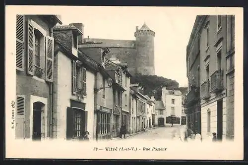 AK Vitré, Rue Pasteur mit Blick auf den Turm