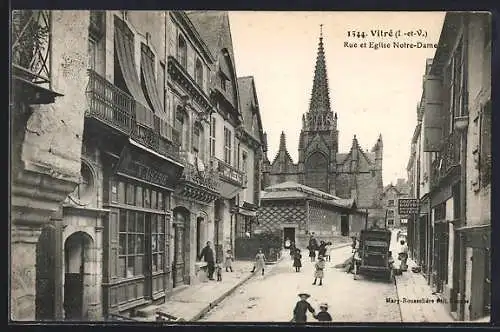 AK Vitré, Rue et Église Notre-Dame avec passants et voitures