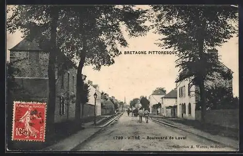 AK Vitré, Boulevard de Laval avec des arbres et des bâtiments historiques