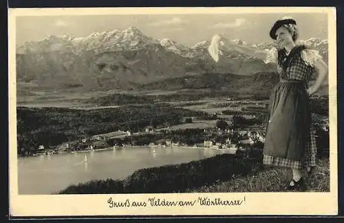 AK Velden am Wörthersee, Blick auf Ort und Bergpanorama mit Frau in Tracht