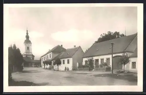 AK Modrice, Strassenpartie mit Kirche