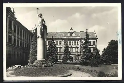 AK Kyjov /Mähren, Schule mit Anlagen und Denkmal