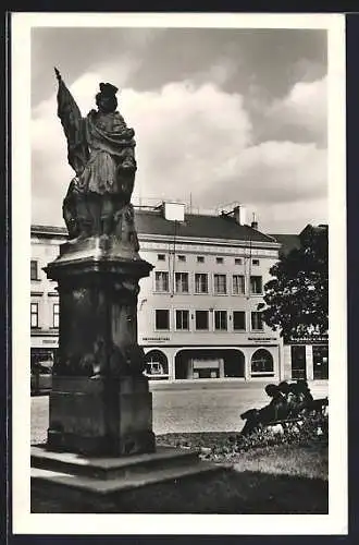 AK Wischau / Vyskov, Platz mit Geschäften, Steinskulptur