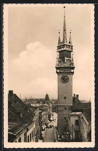 AK Znaim, Strassenpartie mit Rathausturm