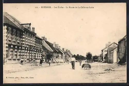 AK Myennes, Les Écoles, La Route de La-Celle-sur-Loire