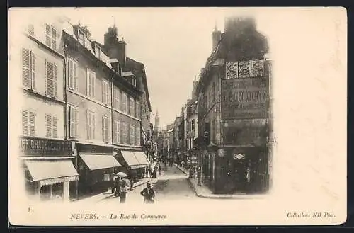 AK Nevers, la rue du Commerce, ses magasins et passants, affiche Conféctions hommes Léon Dony & Singer