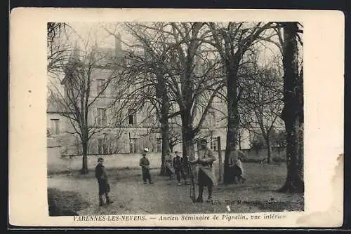 AK Varennes-les-Nevers, Ancien Séminaire de Pignelin, vue intérieure