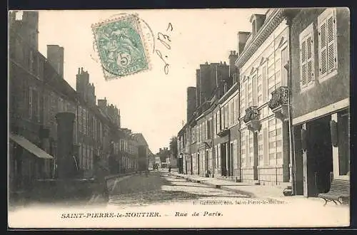 AK Saint-Pierre-le-Moutier, Rue de Paris, Strassenpartie mit Passanten