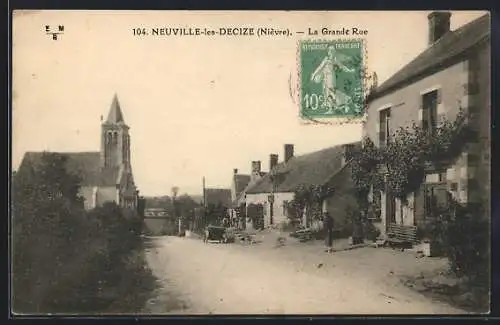 AK Neuville-les-Decize, La Grande Rue