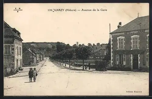 AK Varzy /Nièvre, Avenue de la Gare