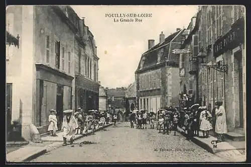 AK Pouilly-sur-Loire, La Grande Rue avec des enfants et des bâtiments historiques