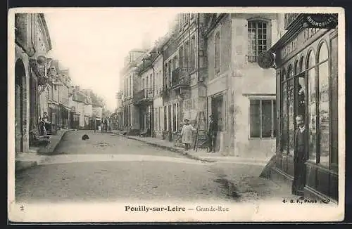 AK Pouilly-sur-Loire, Grande-Rue avec des bâtiments et des passants