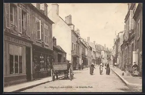 AK Pouilly-sur-Loire, La Grande-Rue avec des passants et des boutiques