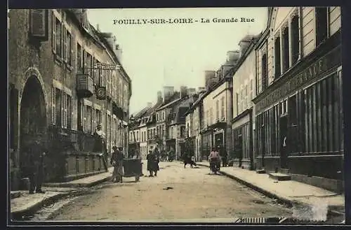 AK Pouilly-sur-Loire, La Grande Rue avec passants et commerces