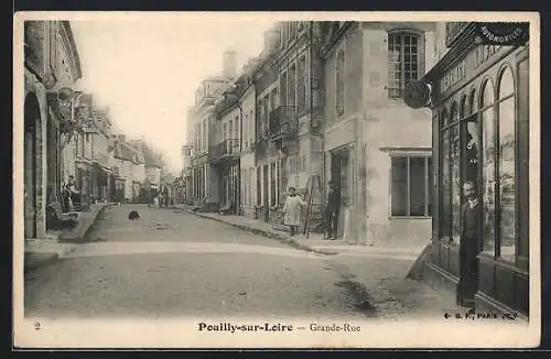 AK Pouilly-sur-Loire, Grande-Rue avec boutiques et passants