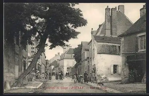 AK Poully, Rue de Tyan avec habitants et maisons anciennes