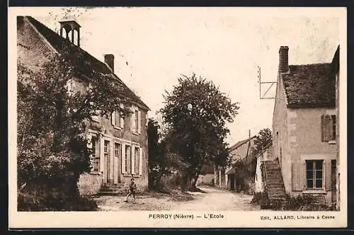 AK Perroy, Nièvre, l`école et rue adjacente avec écoliers