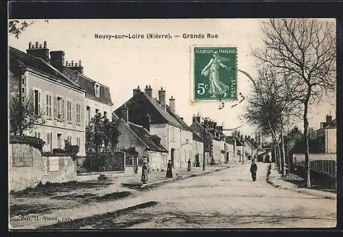 AK Neuvy-sur-Loire, Grande Rue avec maisons et passants