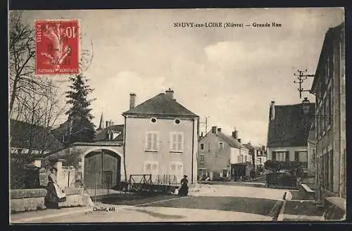 AK Neuvy-sur-Loire, Grande Rue avec habitants et maisons